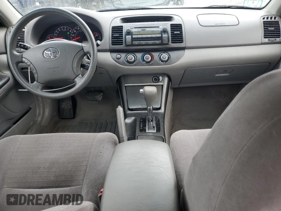 2006 Toyota Camry STD z VIN JTDBE32K563064598, wystawiony jako Copart lot #57246285 z przebiegiem 112 093 mil mil oraz Czysty tytuł • Clean title. Historia ofert i sprzedaży dostępna na DreamBid. Obrazek 8.