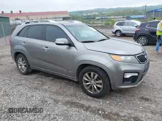 2012 Kia Sorento SX z VIN 5XYKWDA22CG196956, wystawiony jako IAAI lot #42212491 z przebiegiem 190 732 mil mil oraz . Historia ofert i sprzedaży dostępna na DreamBid. Obrazek 1.