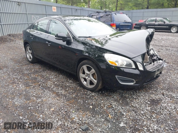 2013 Volvo S60 T5 Premier z VIN YV1612FS5D1218392, wystawiony jako IAAI lot #42283632 z przebiegiem 156 996 mil mil oraz . Historia ofert i sprzedaży dostępna na DreamBid. Obrazek 1.