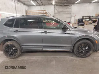2024 Volkswagen Tiguan SE R-Line Black с VIN 3VV8B7AX8RM090818, выставлен на аукционе IAAI как лот 42123399 с пробегом 10 846 миль миль и . История ставок и продаж доступна на DreamBid. Изображение 14.
