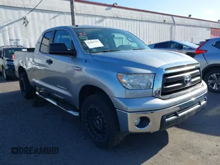 2010 Toyota Tundra z VIN 5TFUW5F18AX131733, wystawiony jako IAAI lot #42088789 z przebiegiem 98 433 mil mil oraz . Historia ofert i sprzedaży dostępna na DreamBid. Obrazek 1.