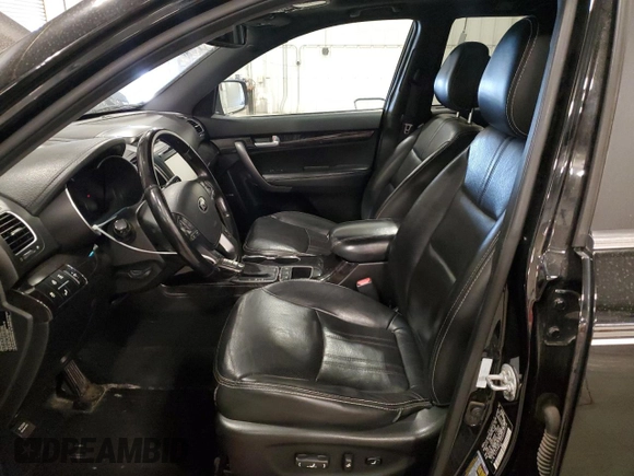 2014 Kia Sorento SX z VIN 5XYKWDA73EG444128, wystawiony jako Copart lot #58908875 z przebiegiem 189 141 mil mil oraz Czysty tytuł • Clean title. Historia ofert i sprzedaży dostępna na DreamBid. Obrazek 7.