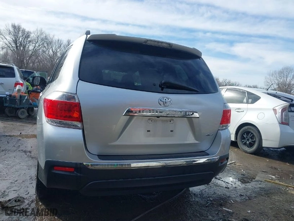 2011 Toyota Highlander with VIN 5TDBK3EH4BS044957, listed as a IAAI auction lot 41696233 with 276,287 mi miles. Bid and sale history available at carsss.com. Image 17.