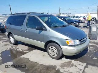 1999 Toyota Sienna LE with VIN 4T3ZF13C5XU099020, listed as a IAAI auction lot 41709287 with 206,884 mi miles. Bid and sale history available at carsss.com. Image 1.