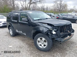 2008 Nissan Pathfinder S z VIN 5N1AR18B58C654777, wystawiony jako IAAI lot #42032720 z przebiegiem 187 648 mil mil oraz . Historia ofert i sprzedaży dostępna na DreamBid. Obrazek 1.