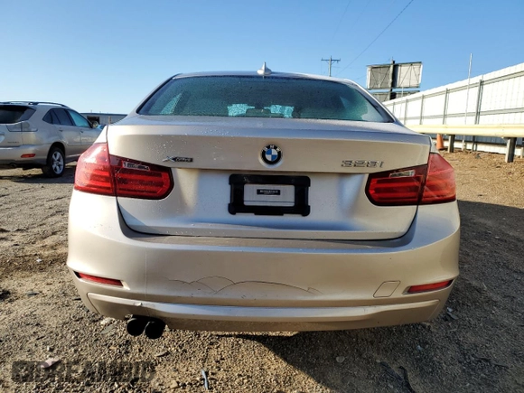 2013 BMW 3 Series 328i xDrive z VIN WBA3B5C57DF592525, wystawiony jako Copart lot #52164485 z przebiegiem 139 135 mil mil oraz Czysty tytuł • Clean title. Historia ofert i sprzedaży dostępna na DreamBid. Obrazek 6.