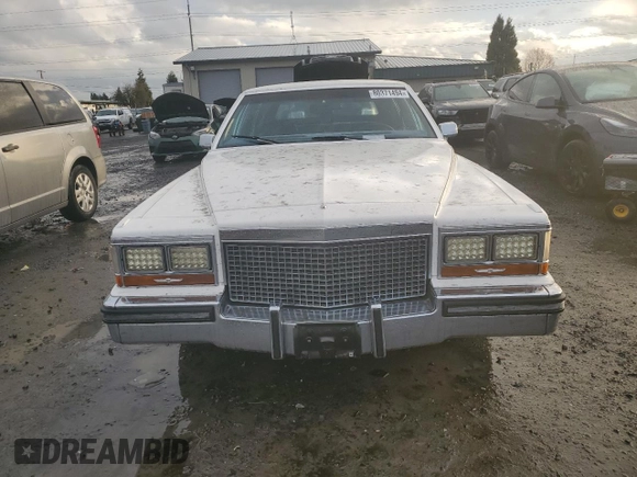 1988 Cadillac Brougham z VIN 1G6DW51Y1JR761749, wystawiony jako Copart lot #80371494 z przebiegiem 1271 mil mil oraz Tytuł czysty. Historia ofert i sprzedaży dostępna na DreamBid. Obrazek 5.