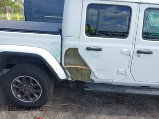 2021 Jeep Gladiator Overland z VIN 1C6HJTFG3ML584038, wystawiony jako IAAI lot #42634959 z przebiegiem 21 843 mil mil oraz . Historia ofert i sprzedaży dostępna na DreamBid. Obrazek 6.