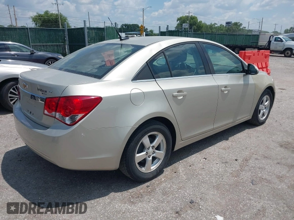 2014 Chevrolet Cruze 1LT z VIN 1G1PC5SB3E7267089, wystawiony jako IAAI lot #42723689 z przebiegiem 113 529 mil mil oraz . Historia ofert i sprzedaży dostępna na DreamBid. Obrazek 4.