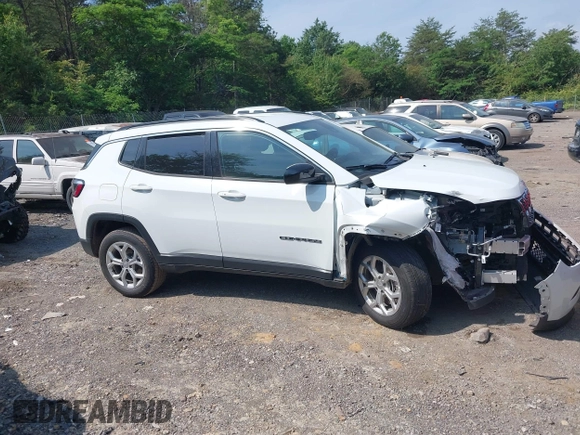 2024 Jeep Compass Latitude with VIN 3C4NJDBN4RT124422, listed as a IAAI auction lot 42152395 with 33,567 mi miles. Bid and sale history available at carsss.com. Image 13.