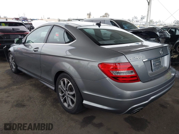 2013 Mercedes-Benz C 250 z VIN WDDGJ4HB7DG068579, wystawiony jako IAAI lot #42179847 z przebiegiem 117 575 mil mil oraz . Historia ofert i sprzedaży dostępna na DreamBid. Obrazek 3.