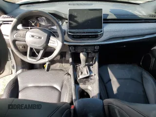 2024 Jeep Compass Latitude Lux z VIN 3C4NJDFN7RT104207, wystawiony jako Copart lot #47723925 z przebiegiem 14 935 mil mil oraz Szkoda całkowita • Salvage title. Historia ofert i sprzedaży dostępna na DreamBid. Obrazek 8.