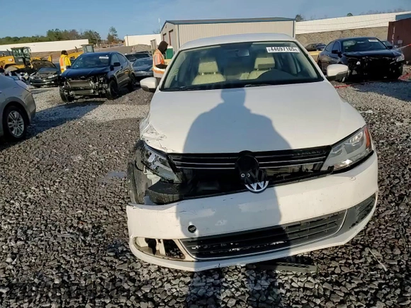 2013 Volkswagen Jetta SE with VIN 3VWDX7AJ8DM210472, listed as a Copart auction lot 44697165 with 132,736 mi miles and Salvage title. Bid and sale history available at DreamBid. Image 13.