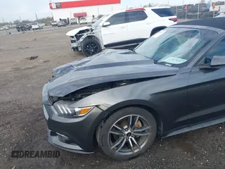 2017 Ford Mustang EcoBoost Premium z VIN 1FATP8UH5H5295852, wystawiony jako IAAI lot #41876517 z przebiegiem 132 910 mil mil oraz . Historia ofert i sprzedaży dostępna na DreamBid. Obrazek 17.