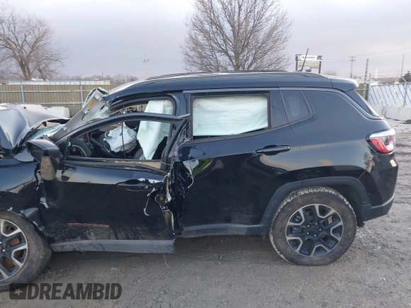 2019 Jeep Compass Trailhawk with VIN 3C4NJDDB0KT671633, listed as a IAAI auction lot 38411581 with Not Provided miles and . Bid and sale history available at carsss.com. Image 13.