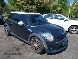 2009 MINI Hardtop S z VIN WMWMF73509TW82466, wystawiony jako IAAI lot #42056740 z przebiegiem 113 755 mil mil oraz . Historia ofert i sprzedaży dostępna na DreamBid. Obrazek 1.