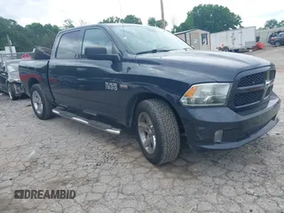 2013 Ram 1500 Express z VIN 1C6RR6KT8DS595074, wystawiony jako IAAI lot #42160440 z przebiegiem 198 123 mil mil oraz . Historia ofert i sprzedaży dostępna na DreamBid. Obrazek 1.