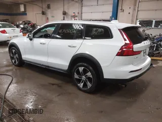 2020 Volvo V60 Cross Country with VIN YV4102WK0L1037649, listed as a IAAI auction lot 41043003 with 103,613 mi miles. Bid and sale history available at carsss.com. Image 3.