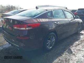 2020 Kia Optima LX z VIN 5XXGT4L38LG437797, wystawiony jako IAAI lot #41441508 z przebiegiem 67 320 mil mil oraz . Historia ofert i sprzedaży dostępna na DreamBid. Obrazek 4.