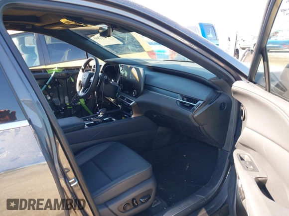 2024 Lexus RX 350h z VIN 2T2BBMCA5RC049966, wystawiony jako IAAI lot #41597363 z przebiegiem 12 936 mil mil oraz . Historia ofert i sprzedaży dostępna na DreamBid. Obrazek 5.