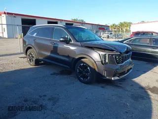2025 Kia Sorento S z VIN 5XYRL4JC4SG339131, wystawiony jako IAAI lot #41829887 z przebiegiem 5 521 mil mil oraz . Historia ofert i sprzedaży dostępna na DreamBid. Obrazek 1.