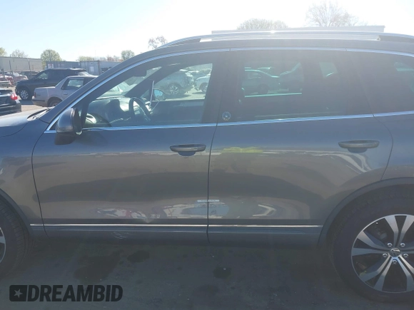 2017 Volkswagen Touareg Wolfsburg Edition с VIN WVGRF7BP1HD004308, выставлен на аукционе IAAI как лот 41860019 с пробегом 74 044 миль миль и . История ставок и продаж доступна на DreamBid. Изображение 14.