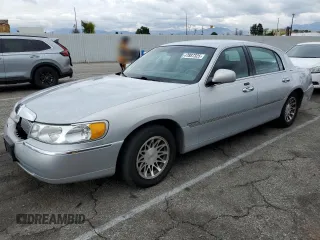 2002 Lincoln Town Car Signature z VIN 1LNHM82W52Y661319, wystawiony jako Copart lot #47887325 z przebiegiem 88 713 mil mil oraz Szkoda całkowita • Salvage title. Historia ofert i sprzedaży dostępna na DreamBid. Obrazek 1.