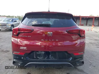 2024 Buick Encore GX Sport Touring z VIN KL4AMDSL2RB008247, wystawiony jako IAAI lot #41924176 z przebiegiem 7 663 mil mil oraz . Historia ofert i sprzedaży dostępna na DreamBid. Obrazek 17.