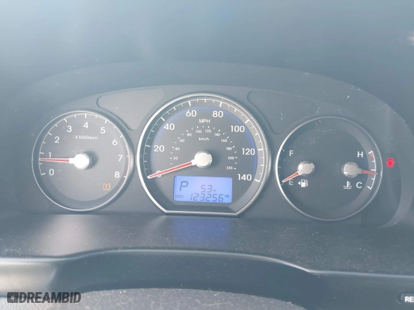 2011 Hyundai Santa Fe GLS with VIN 5XYZGDAB9BG076212, listed as a IAAI auction lot 41784196 with 123,256 mi miles. Bid and sale history available at carsss.com. Image 7.