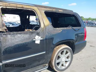 2009 Cadillac Escalade ESV z VIN 1GYFK26209R283494, wystawiony jako IAAI lot #41981622 z przebiegiem Nie podano mil oraz . Historia ofert i sprzedaży dostępna na DreamBid. Obrazek 14.