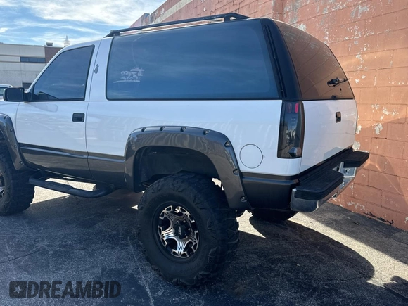 1993 GMC Yukon with VIN 1GKEK18K9PJ718702, listed as a Copart auction lot 82847154 with 103,848 mi miles and Clean Title. Bid and sale history available at carsss.com. Image 3.
