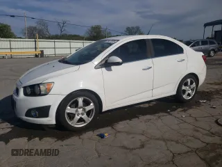 2012 Chevrolet Sonic LTZ z VIN 1G1JE5SH7C4191542, wystawiony jako Copart lot #53477375 z przebiegiem 206 562 mil mil oraz Szkoda całkowita • Salvage title. Historia ofert i sprzedaży dostępna na DreamBid. Obrazek 1.