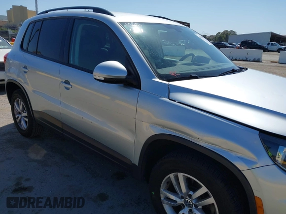2017 Volkswagen Tiguan S z VIN WVGAV7AX5HK016877, wystawiony jako IAAI lot #42174845 z przebiegiem 99 334 mil mil oraz . Historia ofert i sprzedaży dostępna na DreamBid. Obrazek 6.