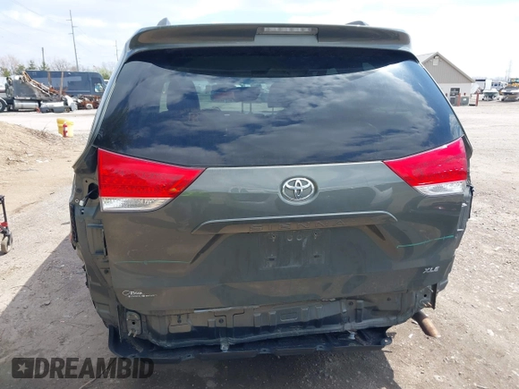 2012 Toyota Sienna XLE AAS z VIN 5TDYK3DC0CS221618, wystawiony jako IAAI lot #41983806 z przebiegiem 200 851 mil mil oraz . Historia ofert i sprzedaży dostępna na DreamBid. Obrazek 17.