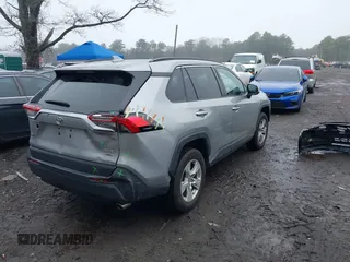 2019 Toyota RAV4 XLE z VIN 2T3P1RFV2KC002870, wystawiony jako IAAI lot #41941103 z przebiegiem 74 863 mil mil oraz . Historia ofert i sprzedaży dostępna na DreamBid. Obrazek 4.
