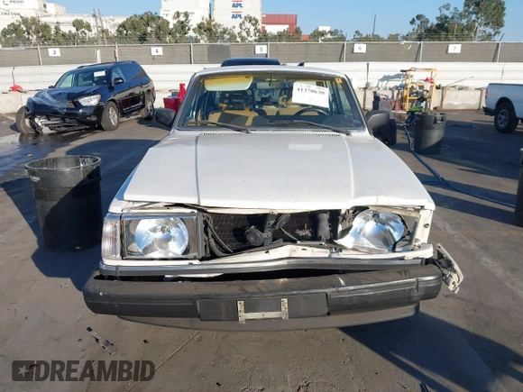 1990 Volvo 240 z VIN YV1AA8846L1429028, wystawiony jako IAAI lot #41370630 z przebiegiem 132 354 mil mil oraz . Historia ofert i sprzedaży dostępna na DreamBid. Obrazek 12.