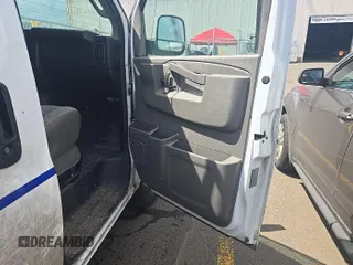 2017 GMC Savana z VIN 1GTZ7GFFXH1173960, wystawiony jako IAAI lot #42399701 z przebiegiem 192 878 mil mil oraz . Historia ofert i sprzedaży dostępna na DreamBid. Obrazek 23.
