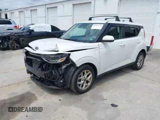 2020 Kia Soul LX with VIN KNDJ23AU6L7718360, listed as a IAAI auction lot 41975575 with 39,432 mi miles. Bid and sale history available at carsss.com. Image 2.
