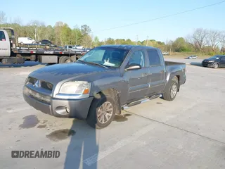 2007 Mitsubishi Raider LS z VIN 1Z7HC28K77S109408, wystawiony jako IAAI lot #41930963 z przebiegiem 135 800 mil mil oraz . Historia ofert i sprzedaży dostępna na DreamBid. Obrazek 2.