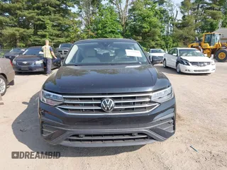2024 Volkswagen Tiguan S с VIN 3VVFB7AX0RM048747, выставлен на аукционе IAAI как лот 42392509 с пробегом 9 130 миль миль и . История ставок и продаж доступна на DreamBid. Изображение 12.