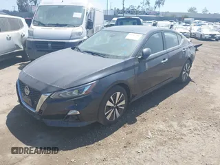 2019 Nissan Altima 2.5 SV with VIN 1N4BL4DVXKC192757, listed as a IAAI auction lot 41967586 with 31,066 mi miles. Bid and sale history available at carsss.com. Image 2.