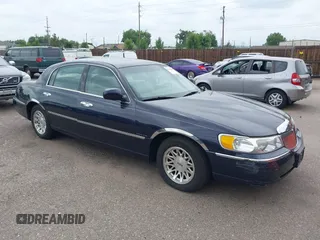 1999 Lincoln Town Car Signature with VIN 1LNHM82W3XY650925, listed as a IAAI auction lot 42834409 with 89,469 mi miles and . Bid and sale history available at DreamBid. Image 1.