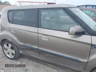 2010 Kia Soul + with VIN KNDJT2A22A7045182, listed as a IAAI auction lot 41322297 with 178,817 mi miles. Bid and sale history available at carsss.com. Image 6.
