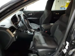 2016 Jeep Cherokee Altitude z VIN 1C4PJMCB7GW269314, wystawiony jako Copart lot #63018025 z przebiegiem 102 179 mil mil oraz Szkoda całkowita • Salvage title. Historia ofert i sprzedaży dostępna na DreamBid. Obrazek 7.