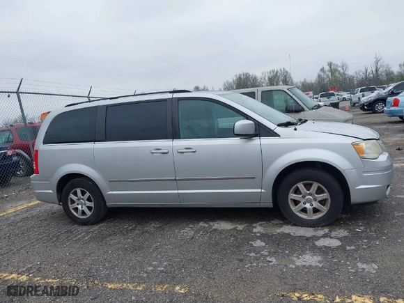 2010 Chrysler Town & Country Touring with VIN 2A4RR5D12AR265985, listed as a IAAI auction lot 41970445 with 125,635 mi miles. Bid and sale history available at carsss.com. Image 13.