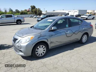 2013 Nissan Versa S Plus z VIN 3N1CN7AP0DL848250, wystawiony jako Copart lot #58394225 z przebiegiem 174 635 mil mil oraz Szkoda całkowita • Salvage title. Historia ofert i sprzedaży dostępna na DreamBid. Obrazek 1.