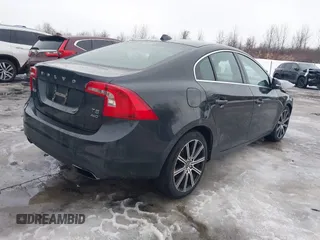 2015 Volvo S60 T5 Premier z VIN YV1612TK3F1359338, wystawiony jako IAAI lot #41645209 z przebiegiem 106 822 mil mil oraz . Historia ofert i sprzedaży dostępna na DreamBid. Obrazek 4.
