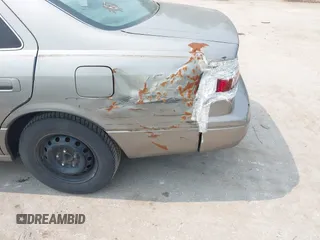 1998 Toyota Camry LE z VIN 4T1BG22K2WU278958, wystawiony jako IAAI lot #42422136 z przebiegiem 272 772 mil mil oraz . Historia ofert i sprzedaży dostępna na DreamBid. Obrazek 6.