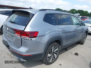2024 Volkswagen Atlas SE z VIN 1V2WR2CA3RC567572, wystawiony jako IAAI lot #42042562 z przebiegiem 28 684 mil mil oraz . Historia ofert i sprzedaży dostępna na DreamBid. Obrazek 4.