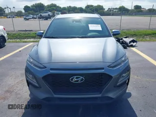 2021 Hyundai Kona SE z VIN KM8K12AA8MU665778, wystawiony jako IAAI lot #42364155 z przebiegiem 63 713 mil mil oraz . Historia ofert i sprzedaży dostępna na DreamBid. Obrazek 13.